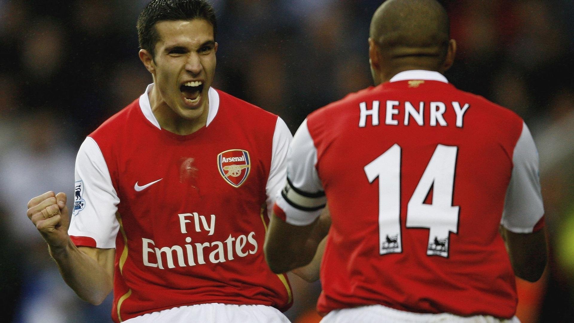 世界杯：韩国与沙特球迷在场外互相交换国旗徽章 成友好互动典范